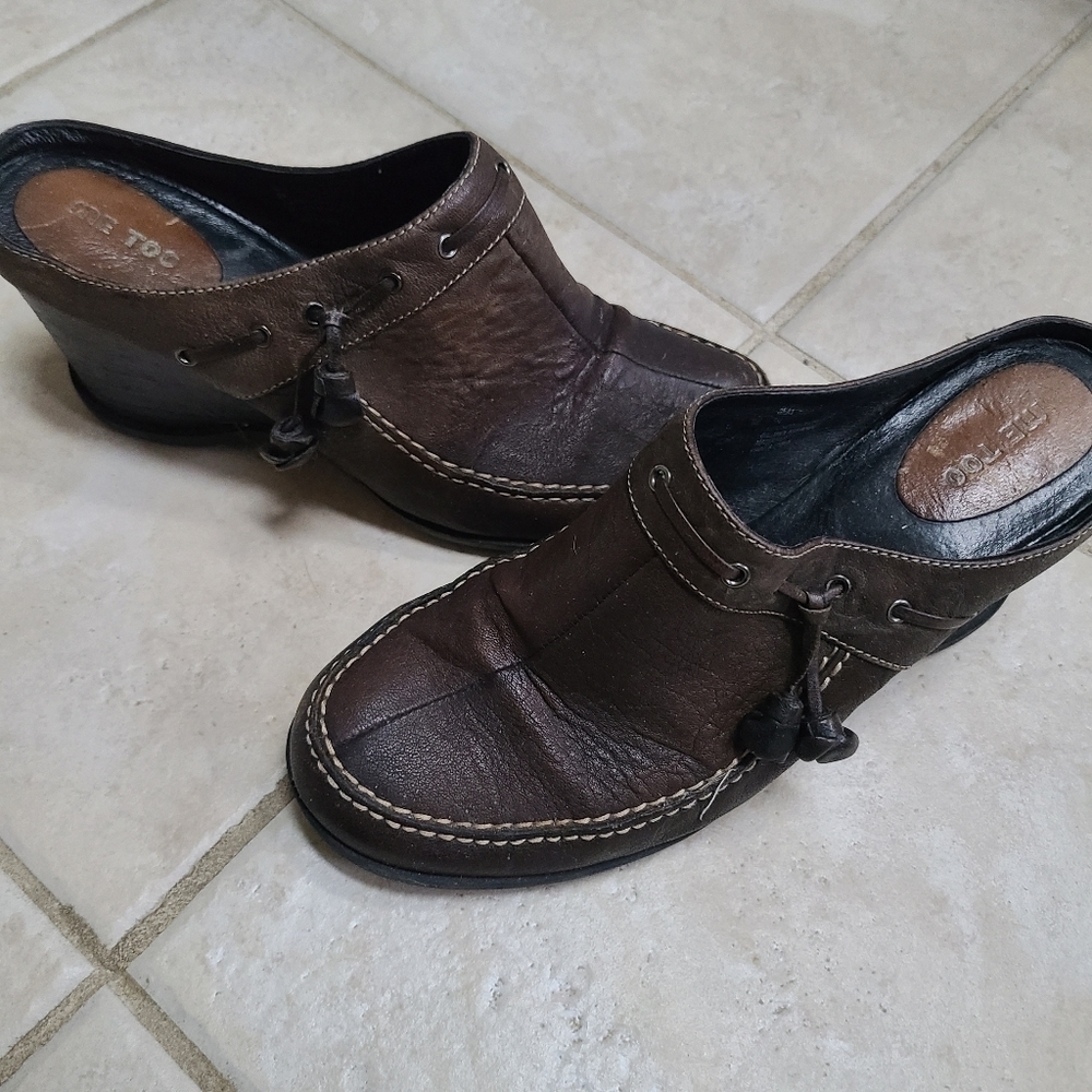 Me Too brown Leather clogs